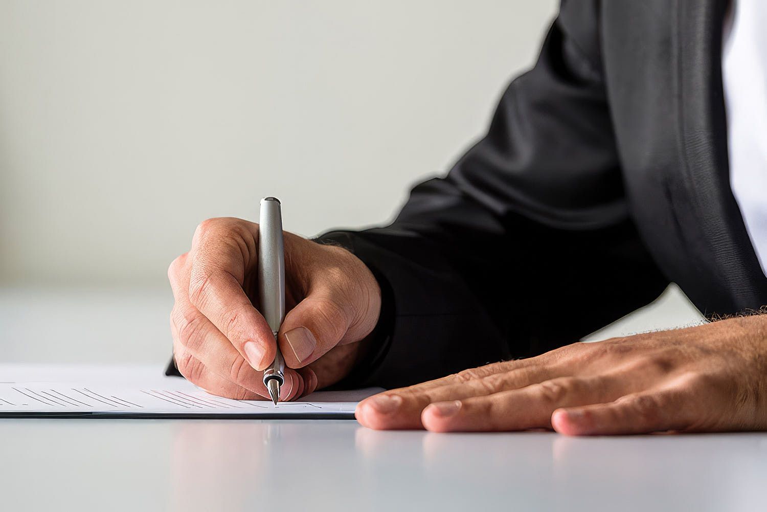 Contrat et appareil photo pour une prestation de mariage