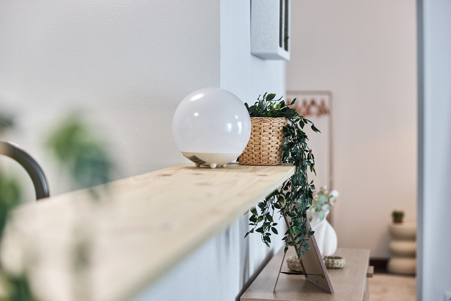 Photographe préparant une prise de vue immobilière