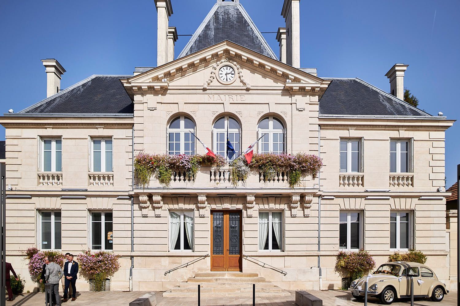Mariés devant une mairie