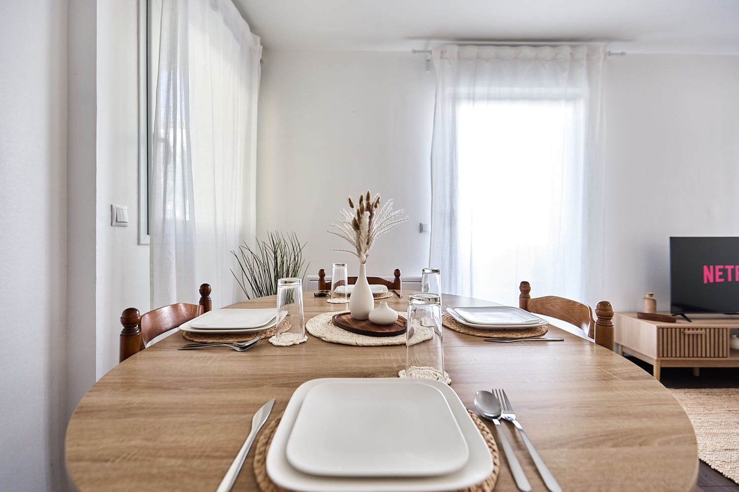 Intérieur lumineux préparé pour une annonce Airbnb