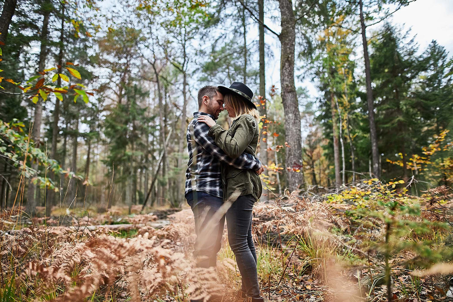 Couple pendant une séance engagement avant son mariage