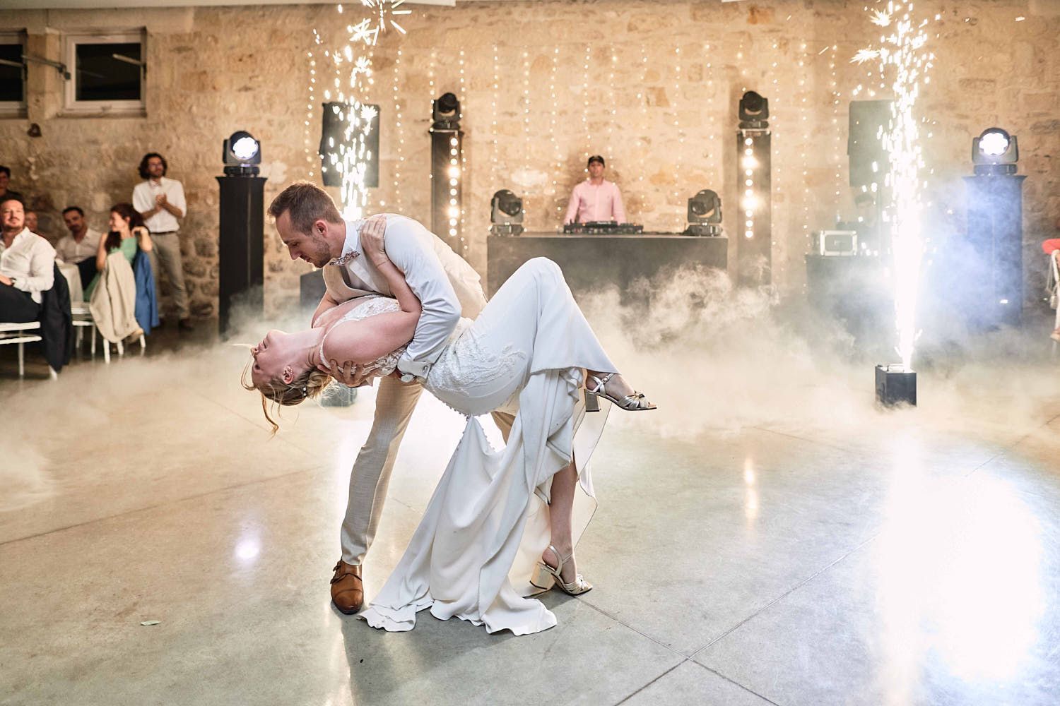 Soirée de mariage avec les mariés et leurs invités