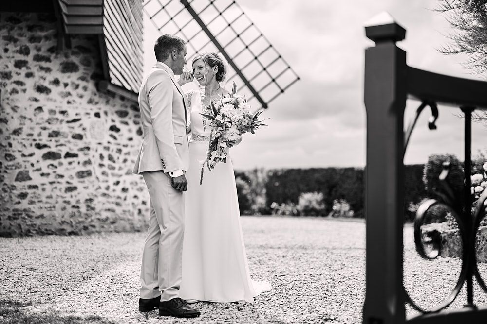 Portrait en noir et blanc d’Audrey et Florian près du Moulin de Verzenay