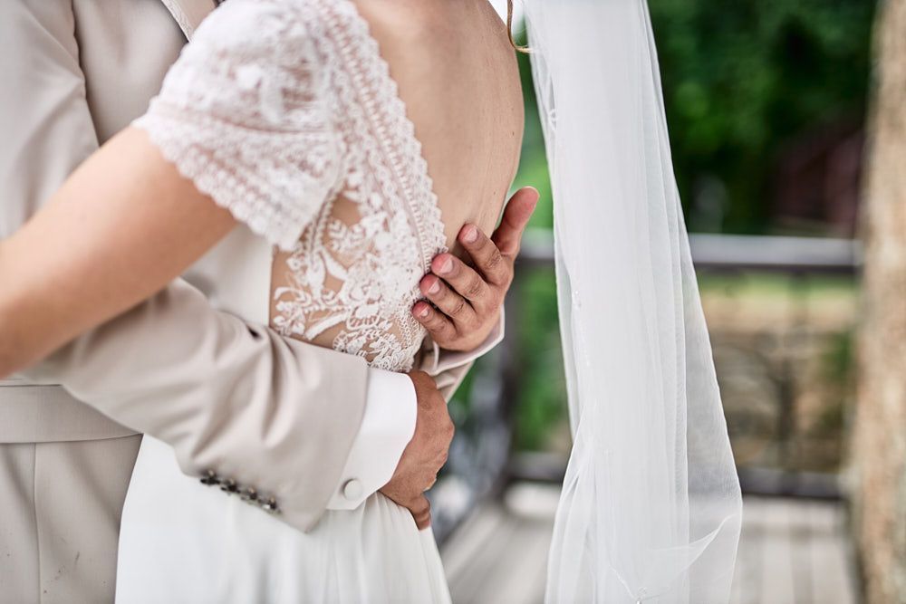 Étreinte d’Audrey et Florian, avec le voile de la mariée