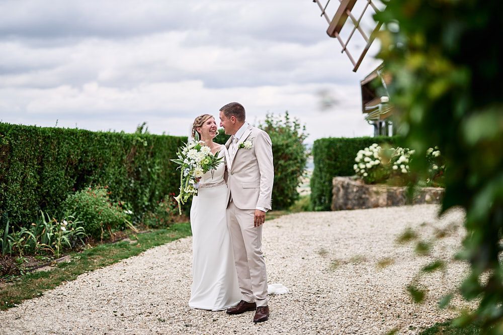 Audrey et Florian rient ensemble dans le jardin du Moulin de Verzenay