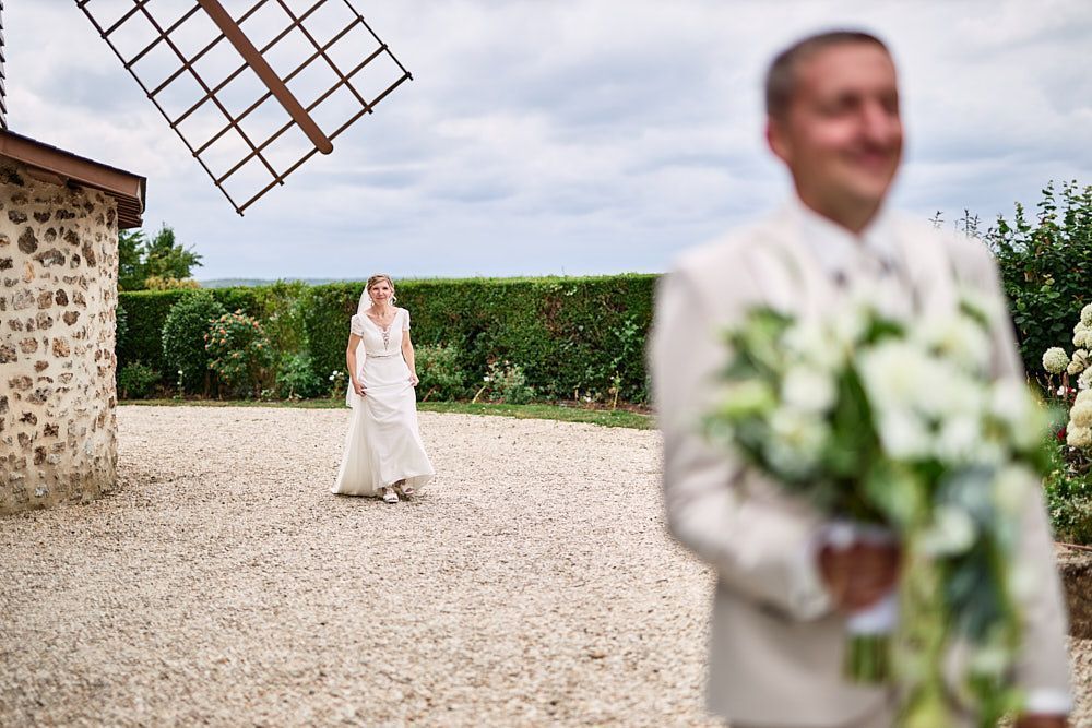 Audrey avance vers Florian pour leur first-look au Moulin de Verzenay
