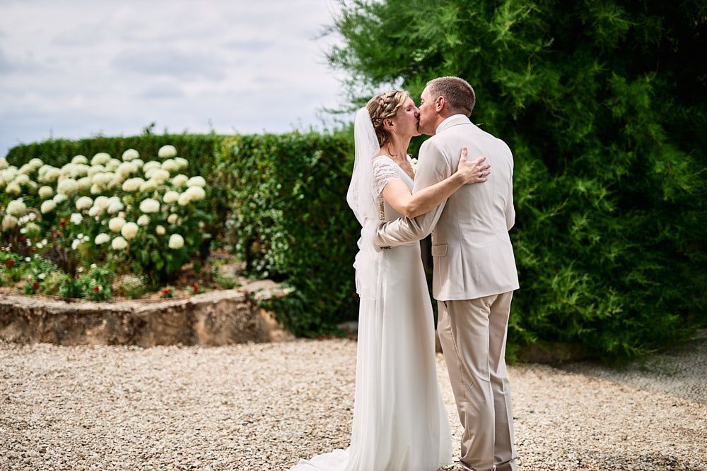 Audrey et Florian s’embrassent dans le jardin du Moulin de Verzenay