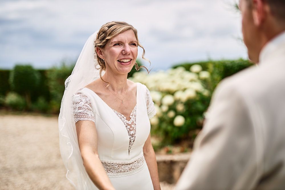 Audrey sourit en découvrant Florian lors de leur first-look