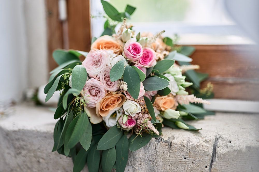 Bouquet de mariée aux roses et feuillages d’Harmonie