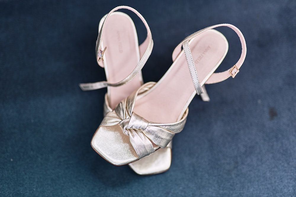 Chaussures de mariée argentées d’Harmonie