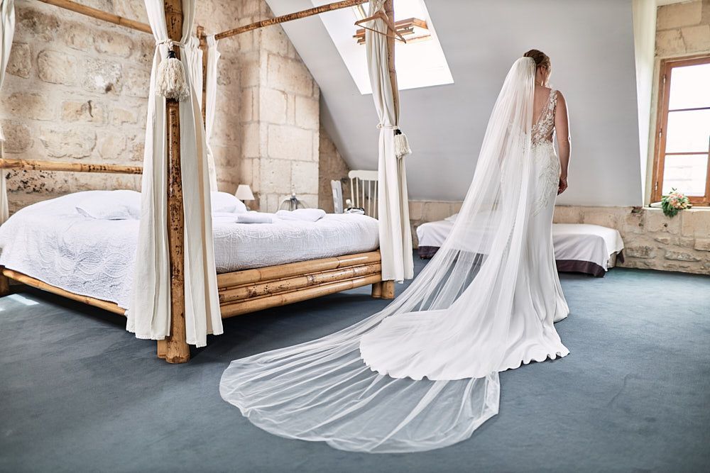 Robe et long voile d’Harmonie dans la chambre du Domaine des Pommerieux