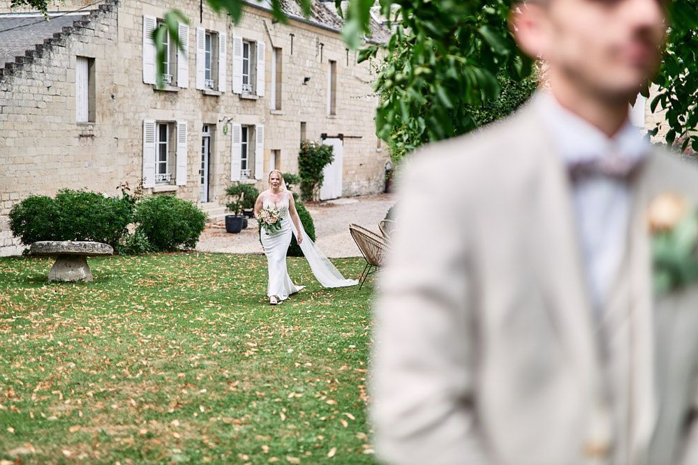 Harmonie avance vers Anthony pour leur first-look dans le jardin