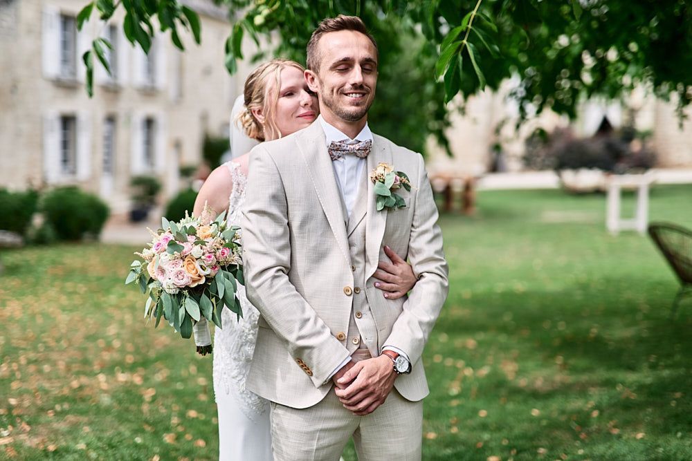 Harmonie retrouve Anthony pendant leur first-look dans le jardin