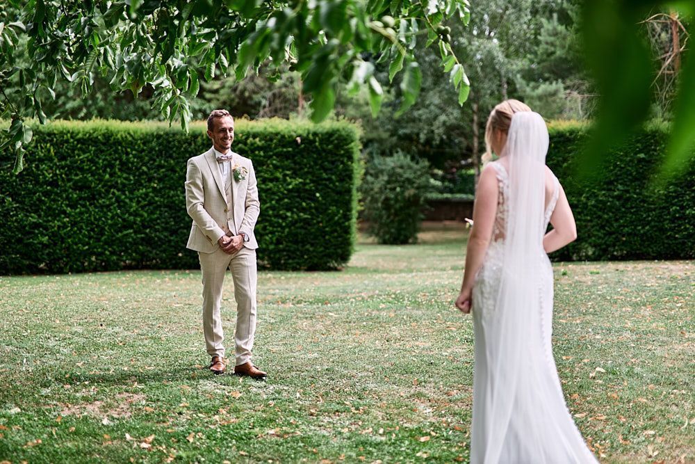 Harmonie et Anthony se découvrent à distance dans le jardin