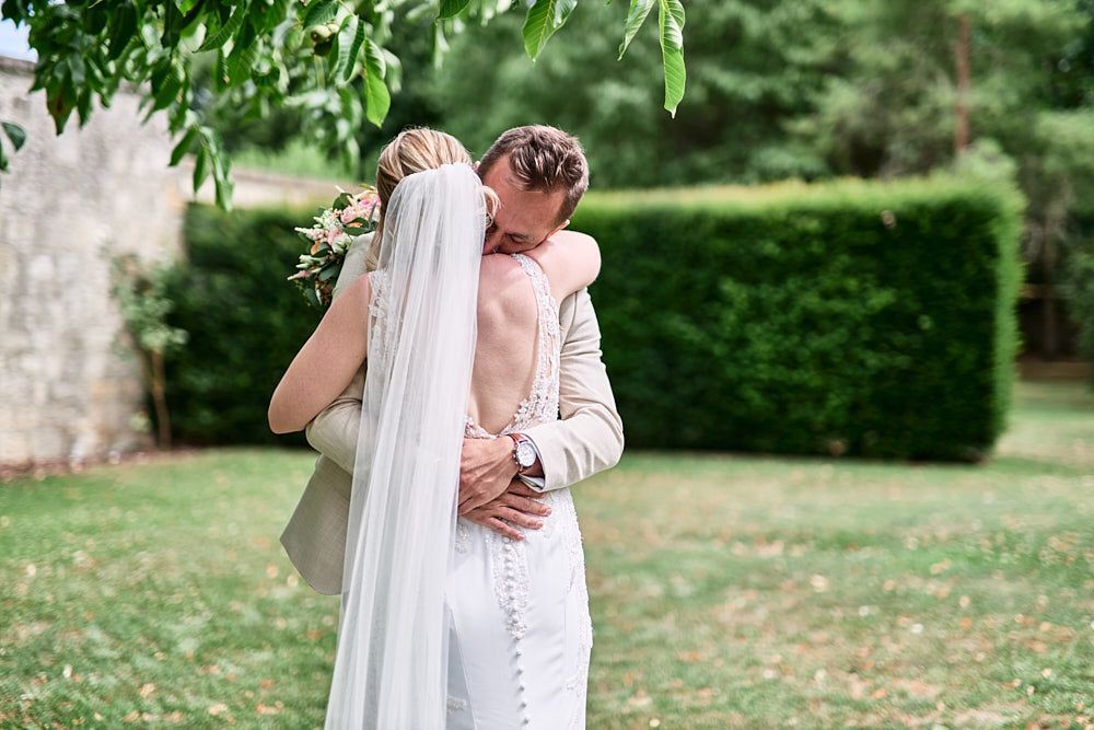 Harmonie et Anthony s’enlacent après leur first-look