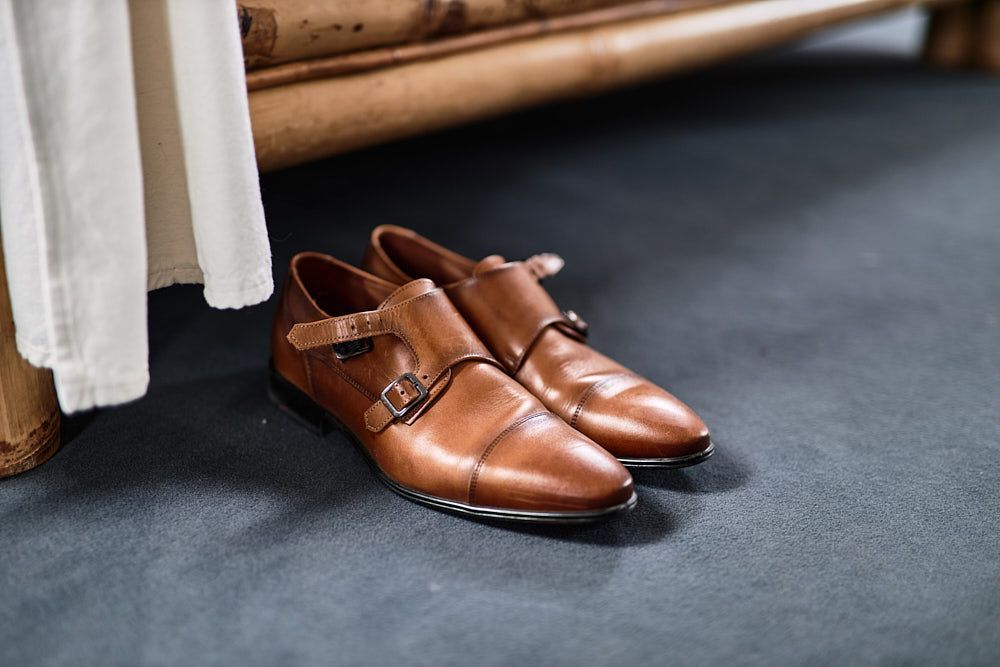 Chaussures en cuir marron d’Anthony pour son mariage
