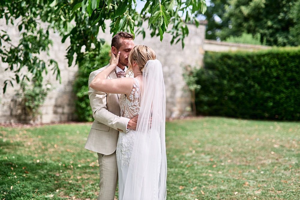 Harmonie et Anthony s’embrassent sous les arbres du domaine
