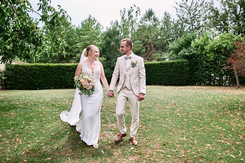 Harmonie et Anthony marchent main dans la main dans le jardin