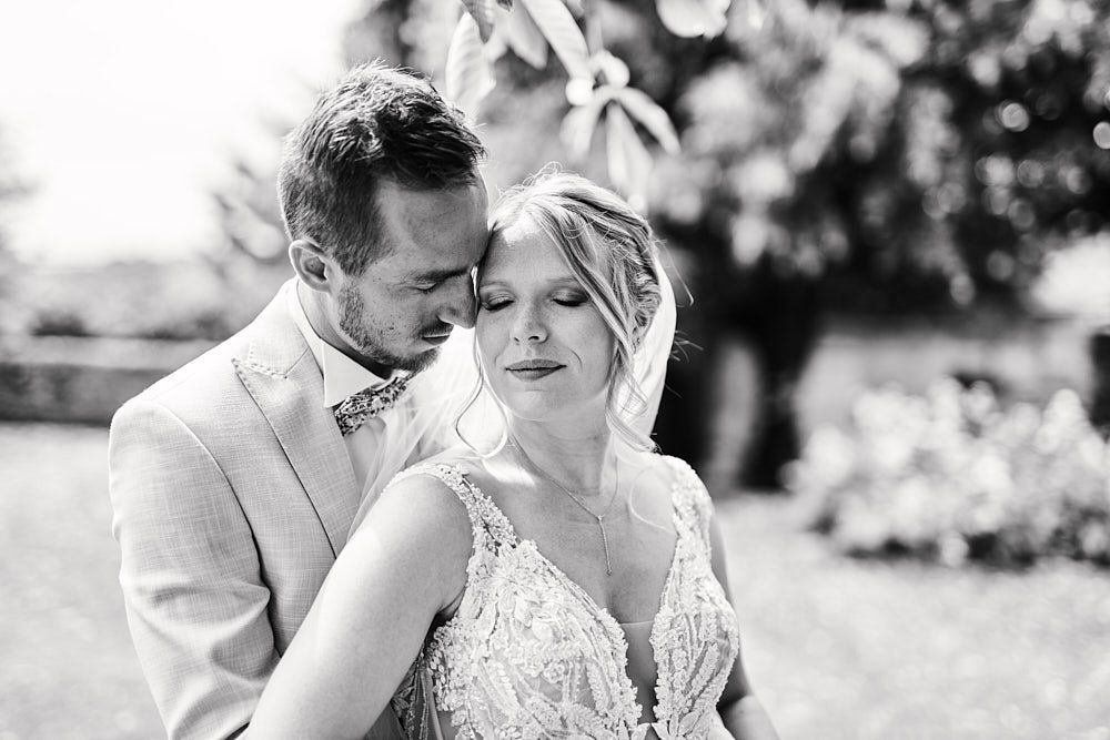Portrait en noir et blanc d’Harmonie et Anthony dans le jardin