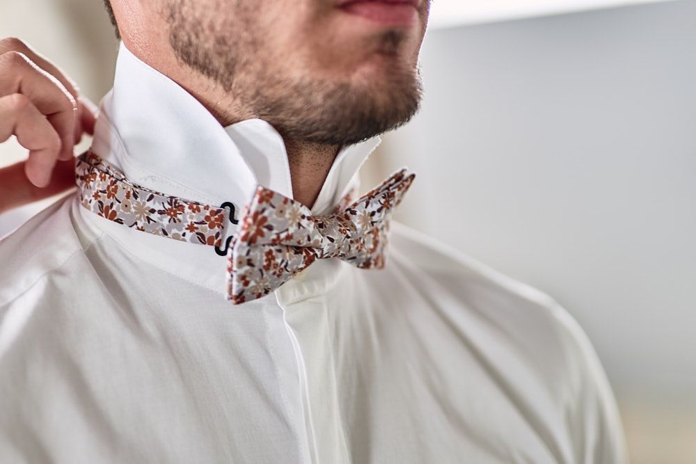 Nœud papillon fleuri d’Anthony pendant les préparatifs