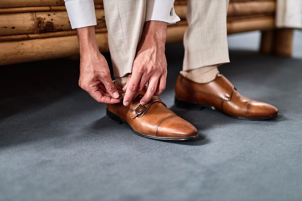 Anthony lace ses chaussures en cuir avant la cérémonie