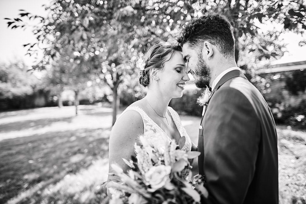 Julie et Guilhem se rapprochent lors de leur first-look en noir et blanc
