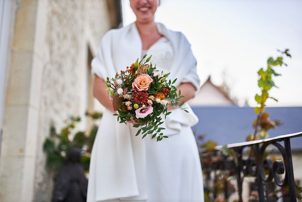 Julie tient son bouquet devant le Clos de la Robe