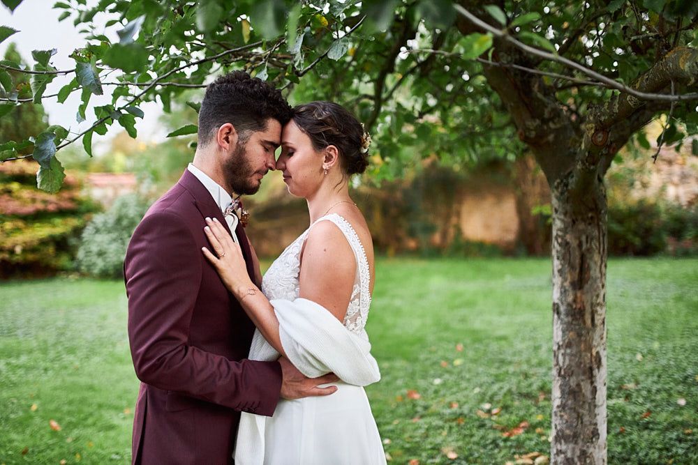 Julie et Guilhem front contre front sous les arbres