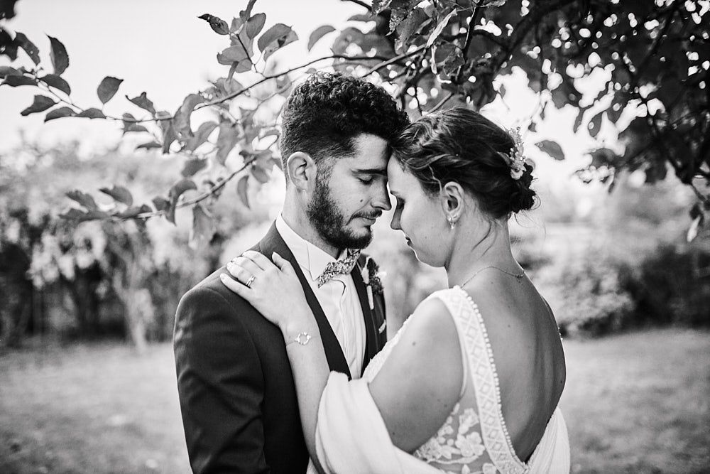 Portrait en noir et blanc de Julie et Guilhem pendant leur séance couple