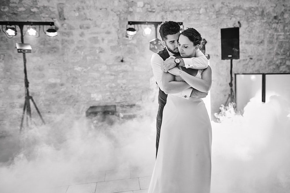 Julie et Guilhem dansent dans la fumée en noir et blanc