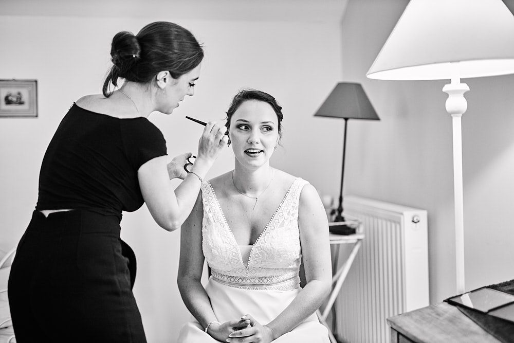 Julie se fait maquiller pendant les préparatifs du mariage