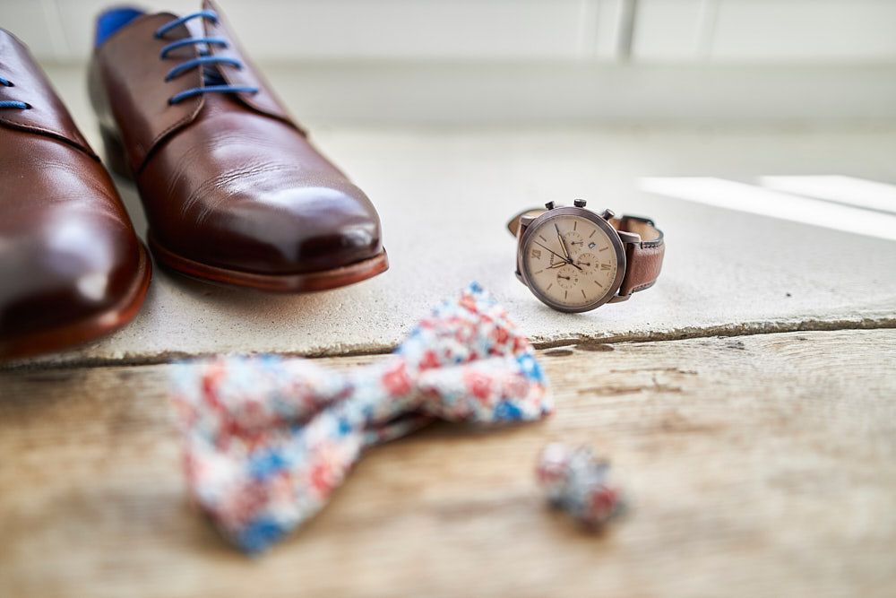 Chaussures, montre et nœud papillon de Guilhem avant le mariage