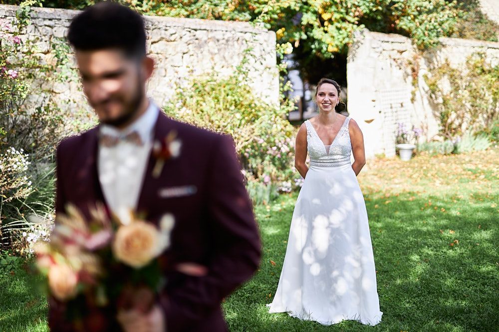 Julie avance vers Guilhem pour leur first-look au Clos de la Robe