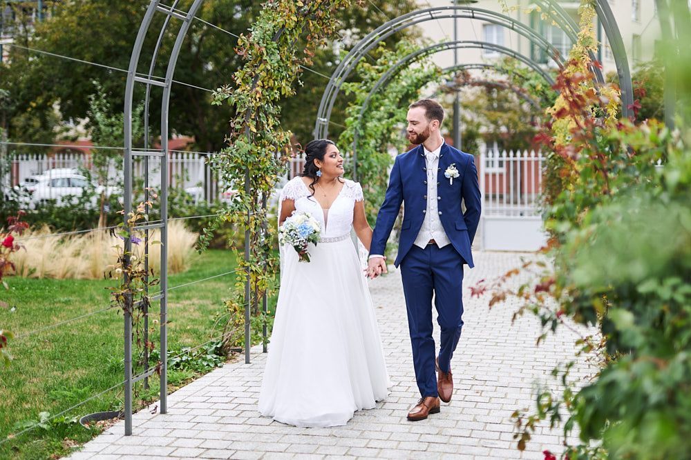Philippine et Anthony marchent main dans la main dans le jardin