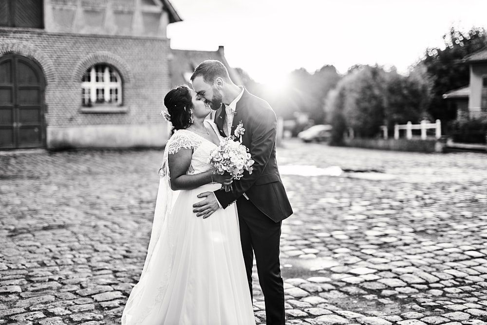 Philippine et Anthony s’embrassent à la golden hour dans la cour du Grenier de Rouez