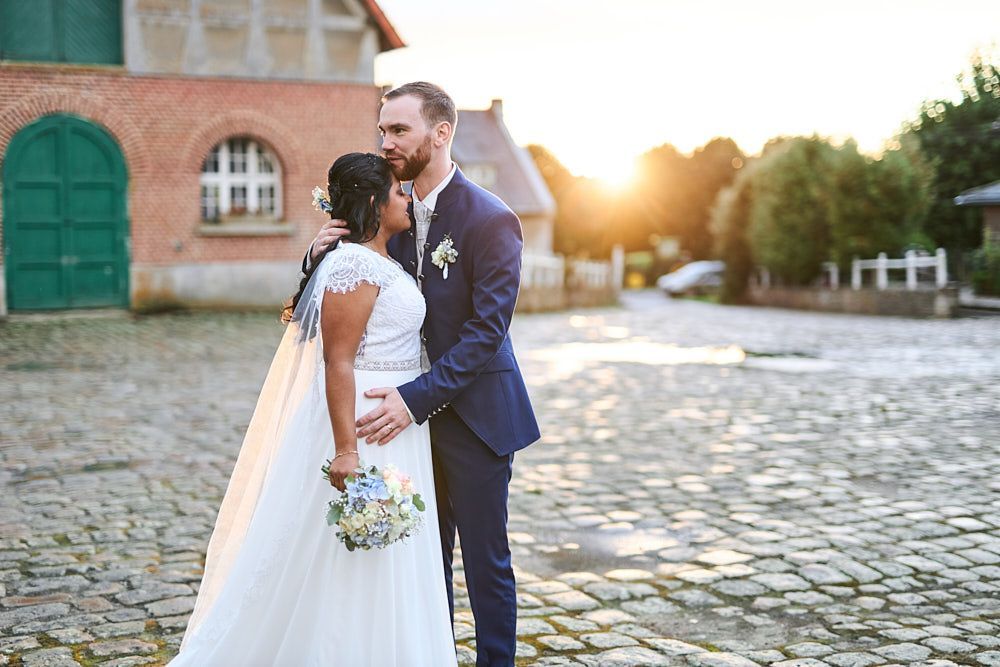 Philippine et Anthony dans la lumière dorée de la golden hour
