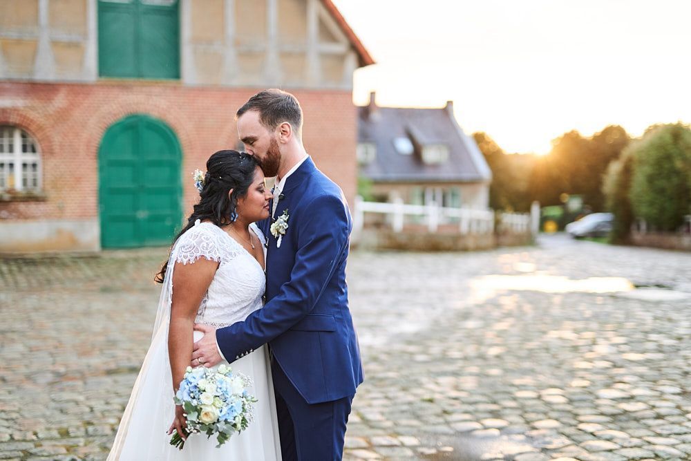Philippine et Anthony se retrouvent devant la grange du Grenier de Rouez
