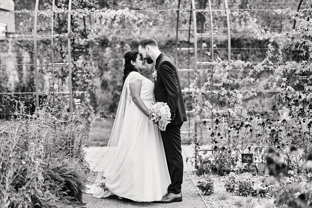 Philippine et Anthony posent dans le jardin en noir et blanc
