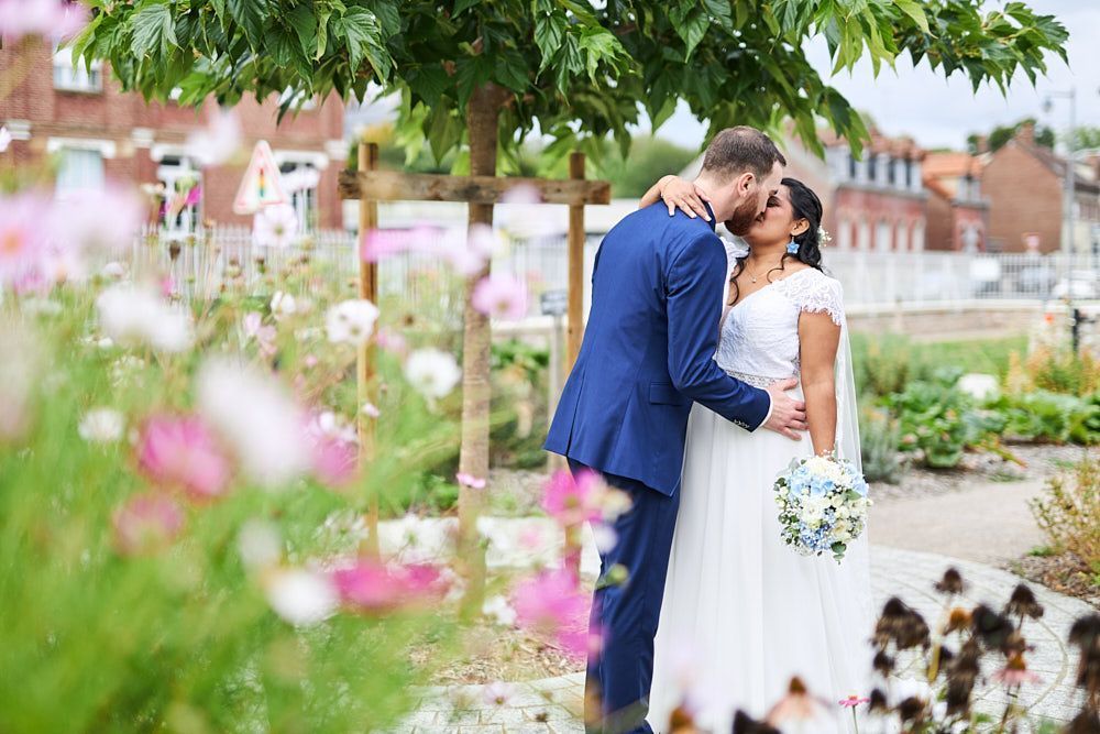 Philippine et Anthony s’embrassent parmi les fleurs du jardin