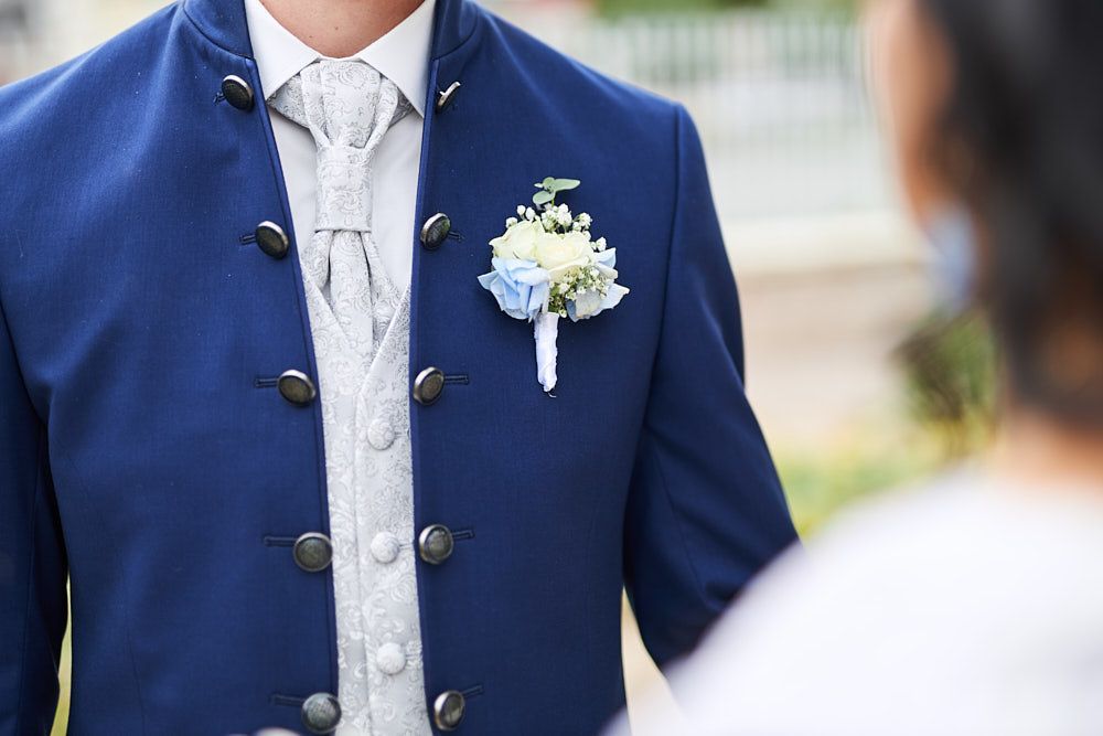 Détail du costume bleu et de la boutonnière d’Anthony